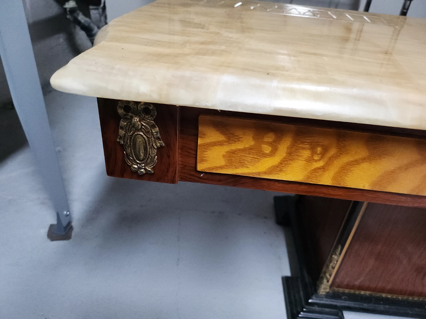 Vintage Honey Marble Coffee Table with Inlay Wood Pedestal - photo 5
