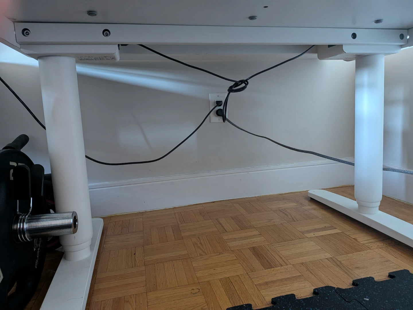 IKEA Bekant White Electric Adjustable Standing Desk - photo 2