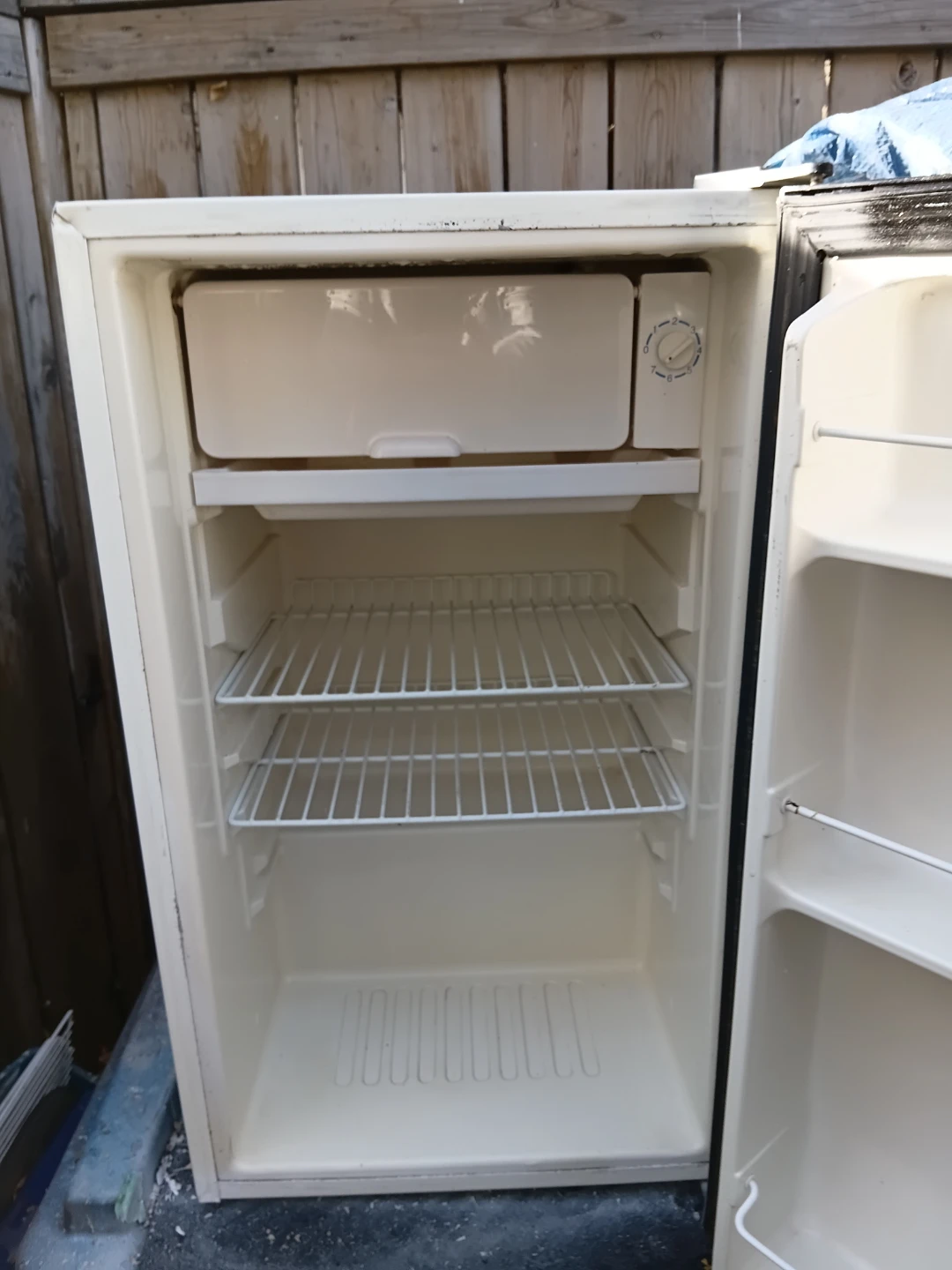 Danby Compact Mini Fridge READ DESCRIPTION ON SIZE - photo 2