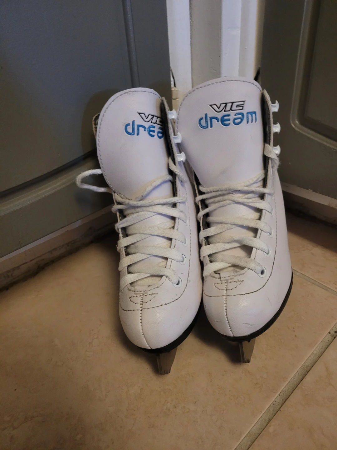 Vic Dream White Figure Skates Size 185