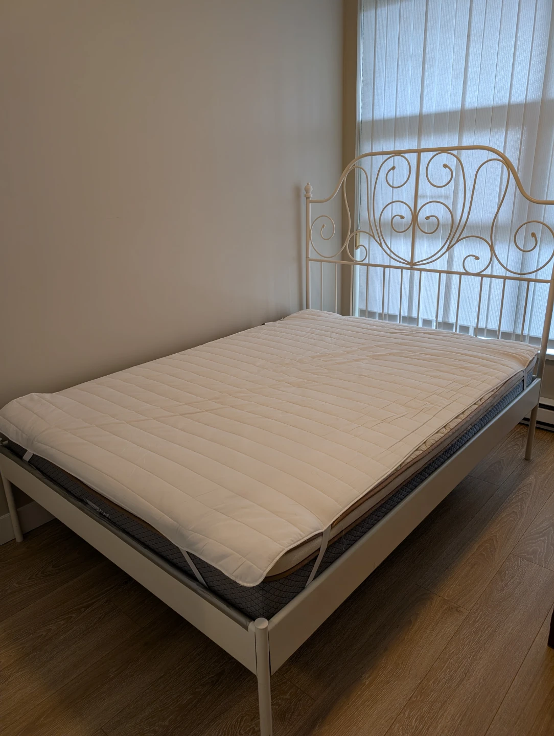 White Metal Frame Queen Size Bed - photo 3