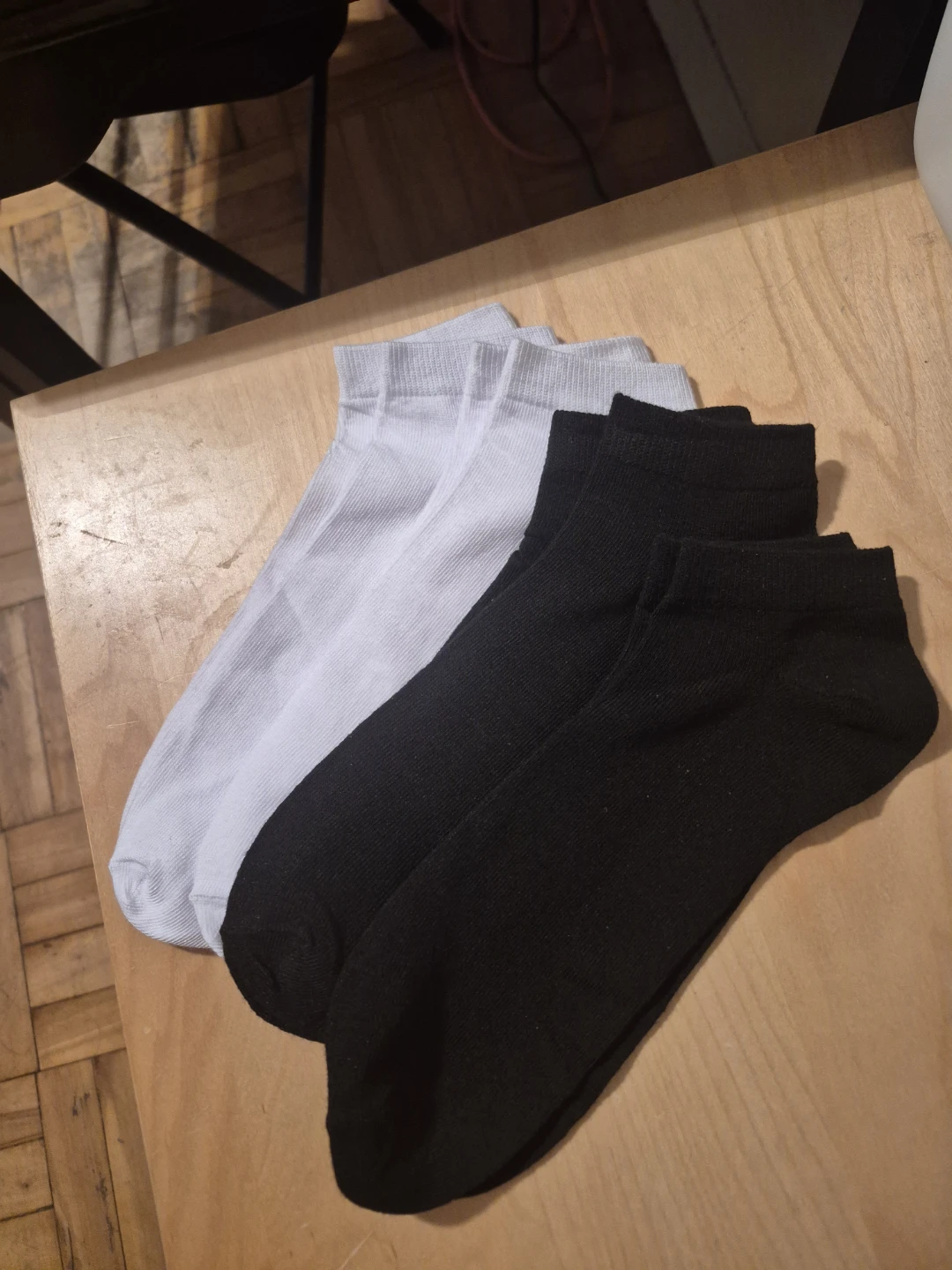 BN)4 pairs of ankle socks Large White/Black