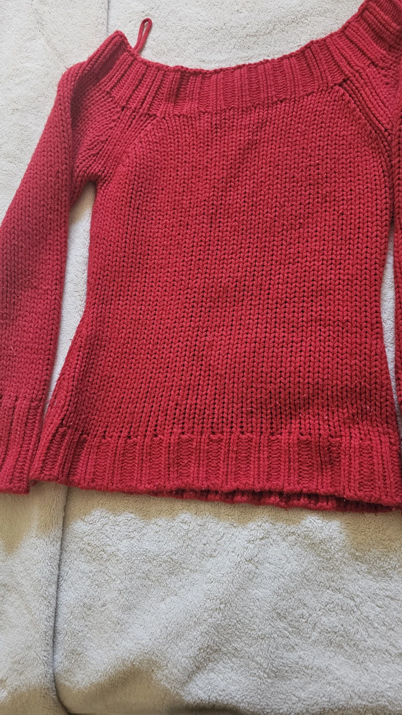 Red off-the-shoulder knit sweater - photo 2