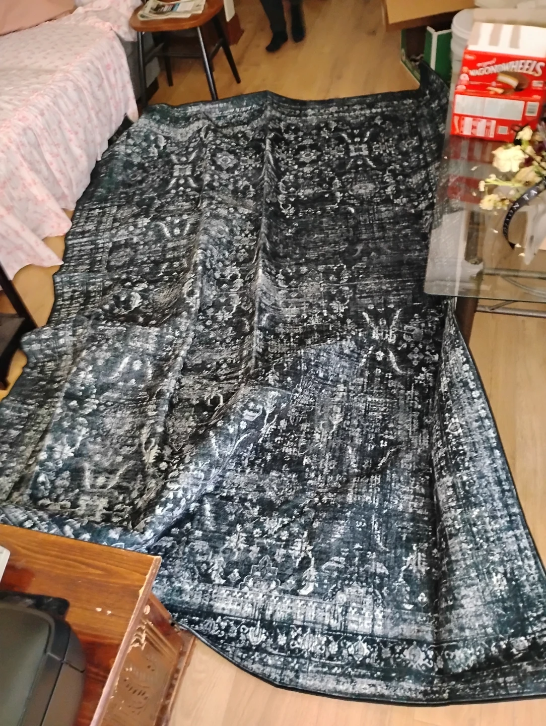 Black and white traditional area rug - photo 2