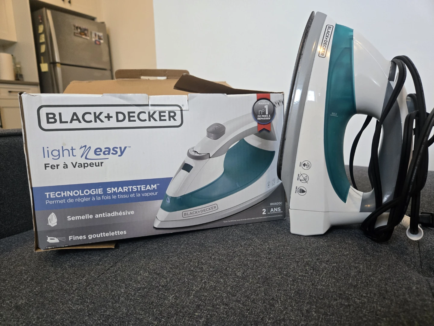 Black+Decker Light 'N Easy Steam Iron IR0820C