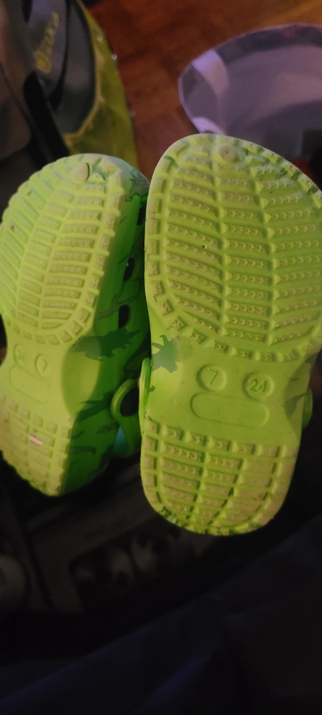 Crocs kids dinosaur clogs green size 7 - photo 2