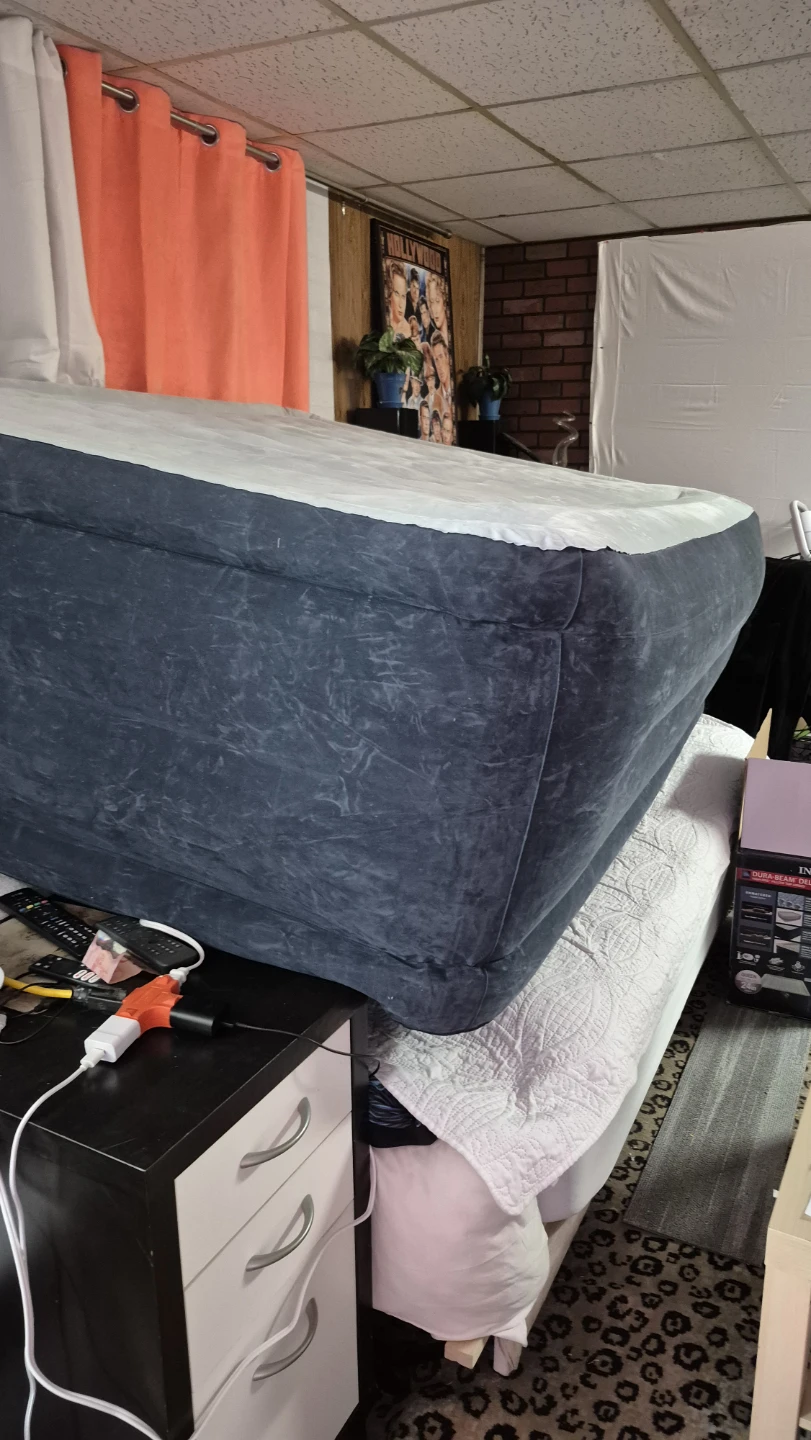Intex24 " high QUEEN size Dura-Beam Deluxe Airbed - photo 2