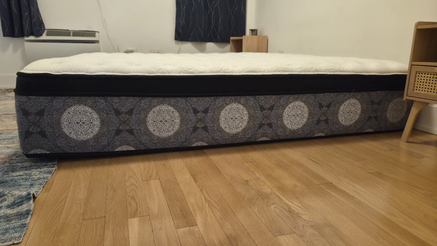 Beautyrest PressureSmart King Mattress –Like New– Under 1 Year - photo 5