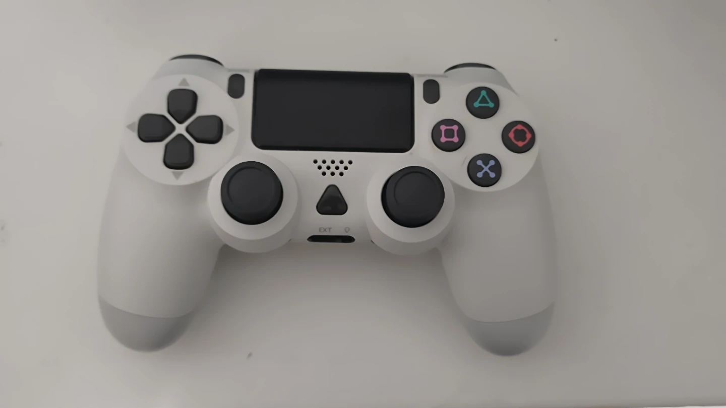 Mad Catz GameCube Controller and no-original PS 4 Controller - photo 2