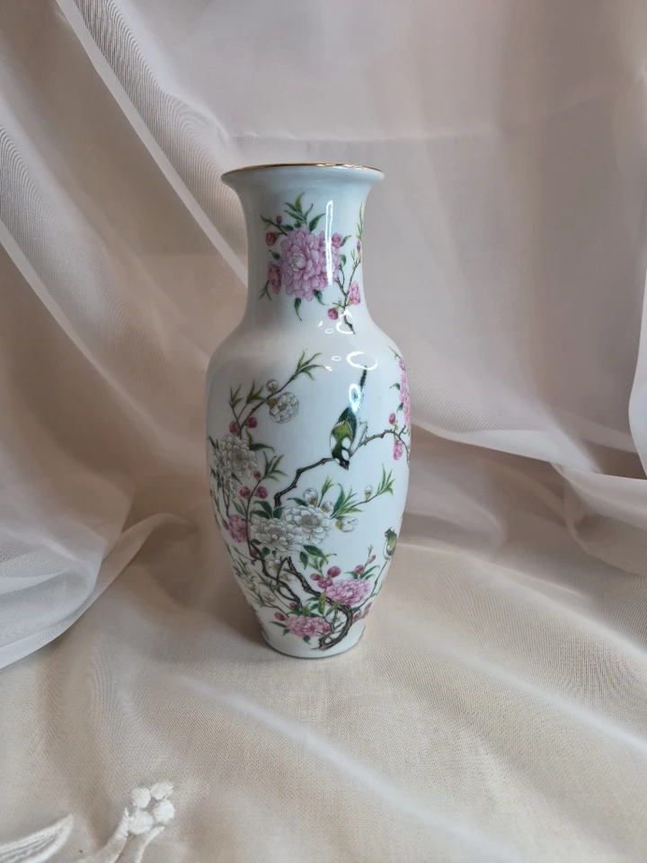 Beautiful 8" SAJI Fine China Vase, Chinoisere Vintage