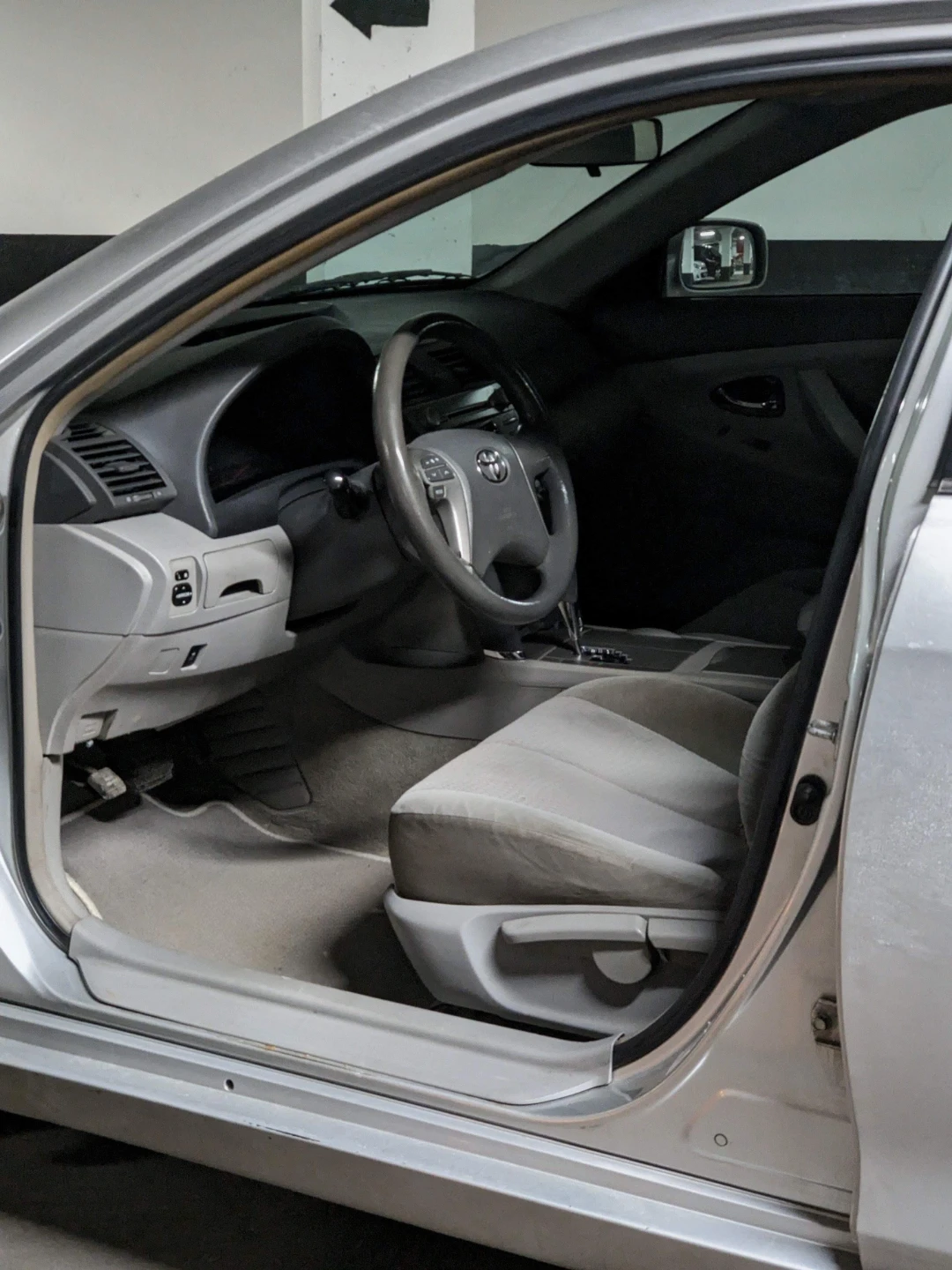 2010 Toyota Camry LE - photo 3