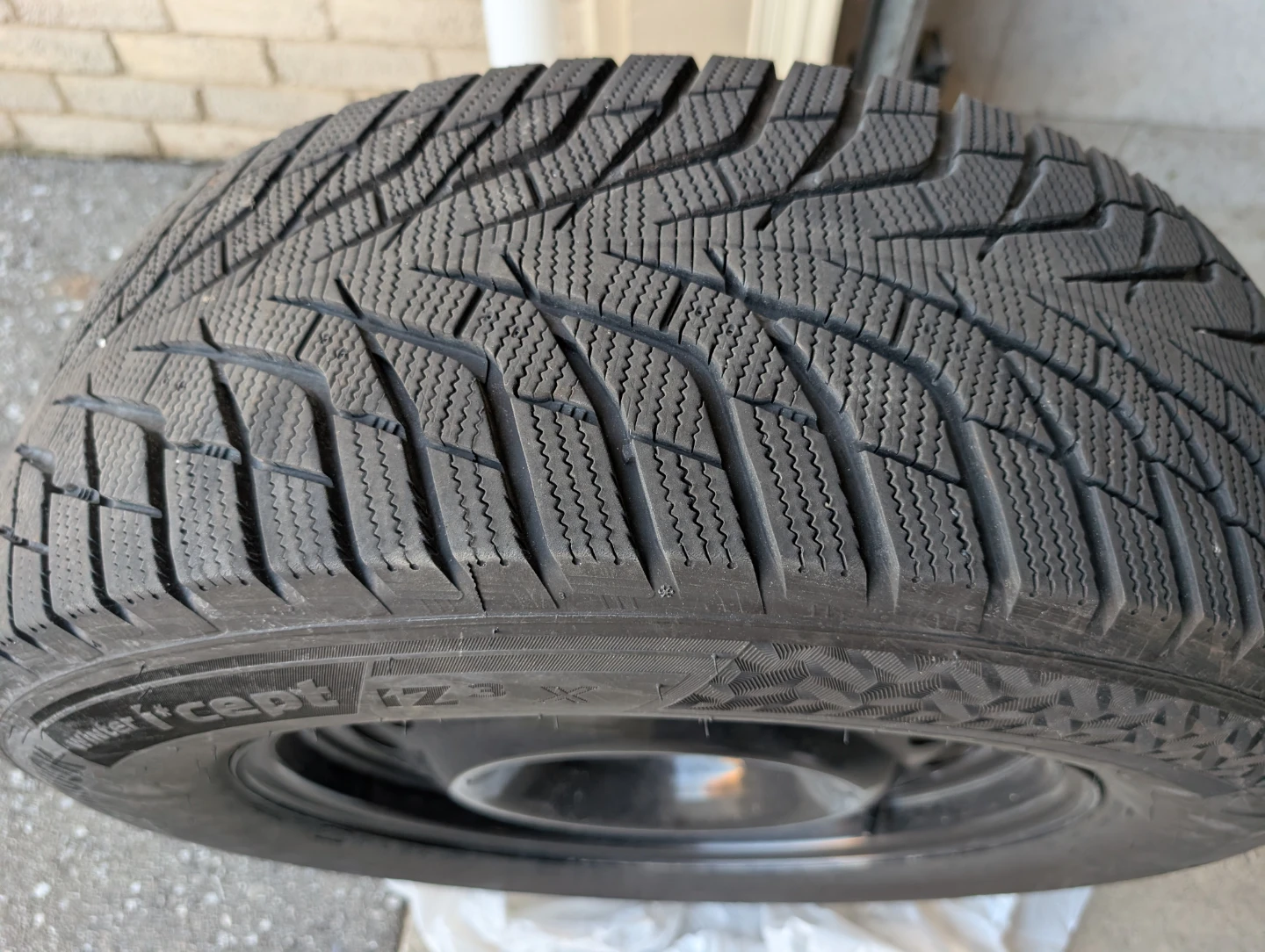 Hankook Winter i*cept IZ3 X Tire 235/65R17 104T - photo 2