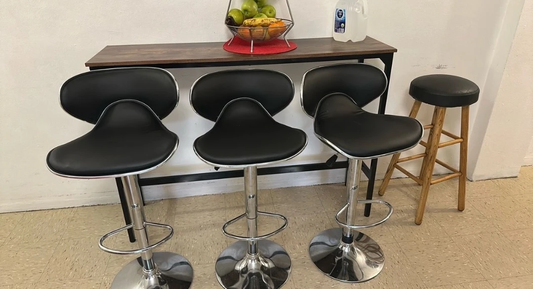 Almost new Set of 3 Modern adjustable Black Bar Stools