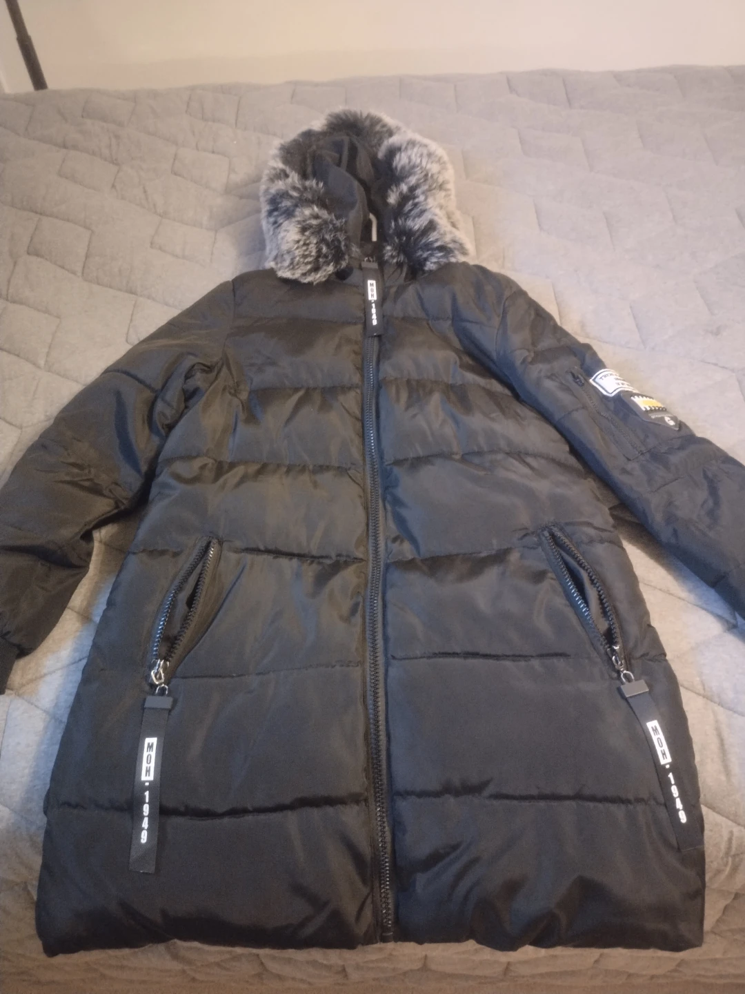 Black winter puffer coat with faux fur hood (L)