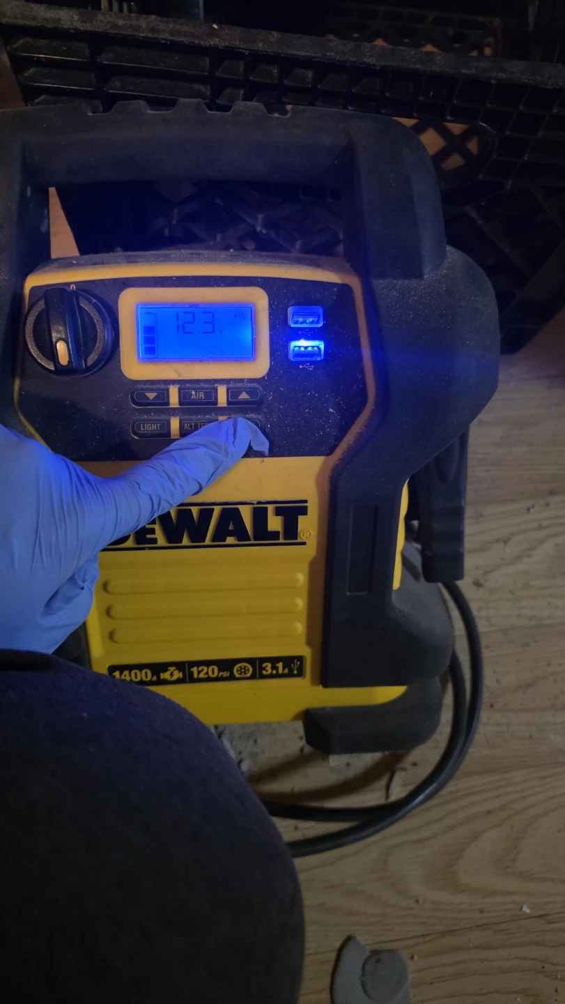 DEWALT 1400A Jump Starter and Compressor - photo 4