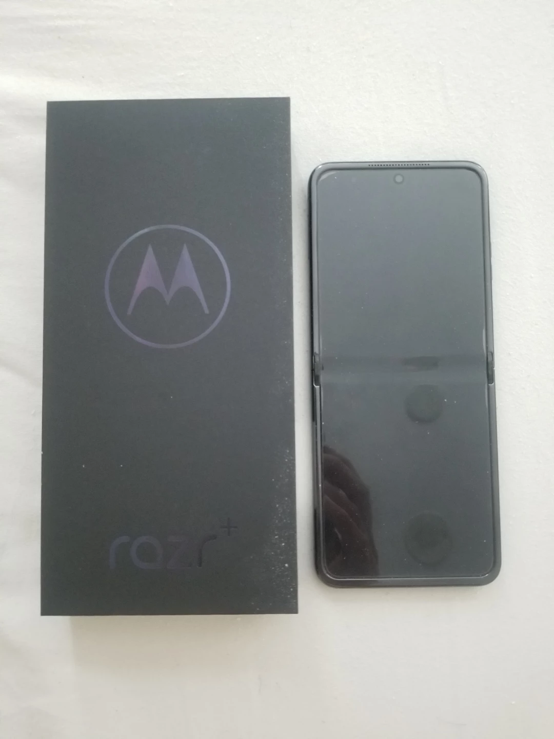2024 Motorola Razr+ foldable smartphone 256GB selling as is