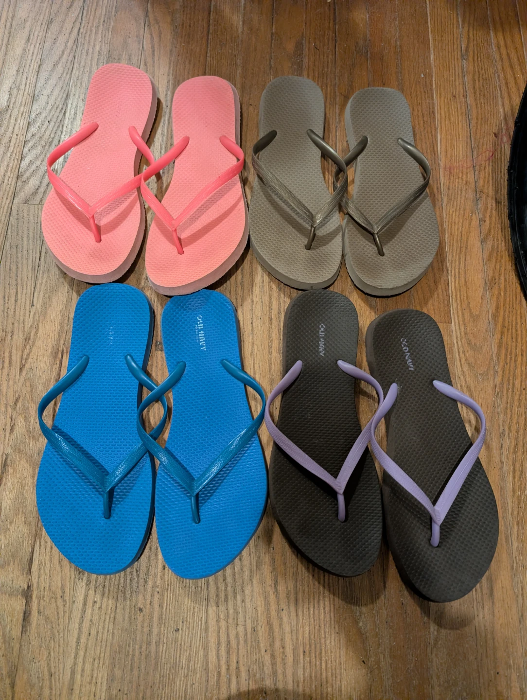 Old Navy Flip Flops, Set of 4 pairs size 9
