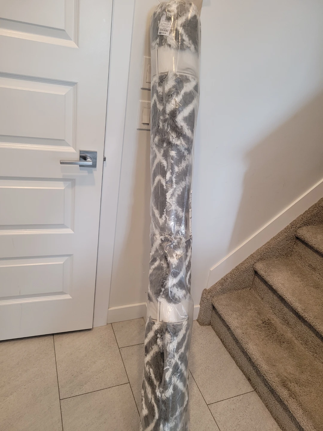 Grey and White Diamond Pattern Area Rug - photo 2