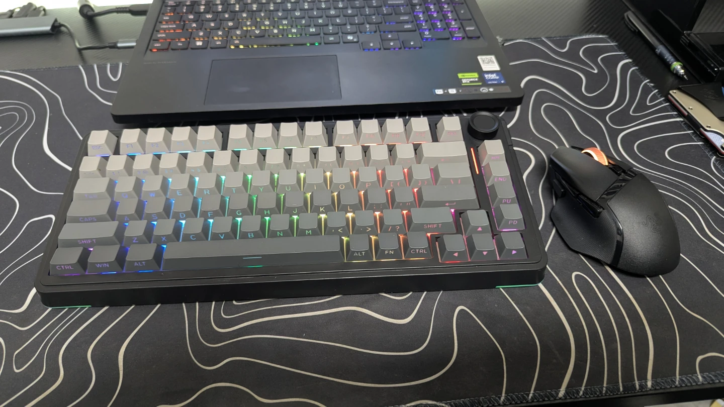 Epomaker ea75 Mechanical Keyboard and Razer mouse.