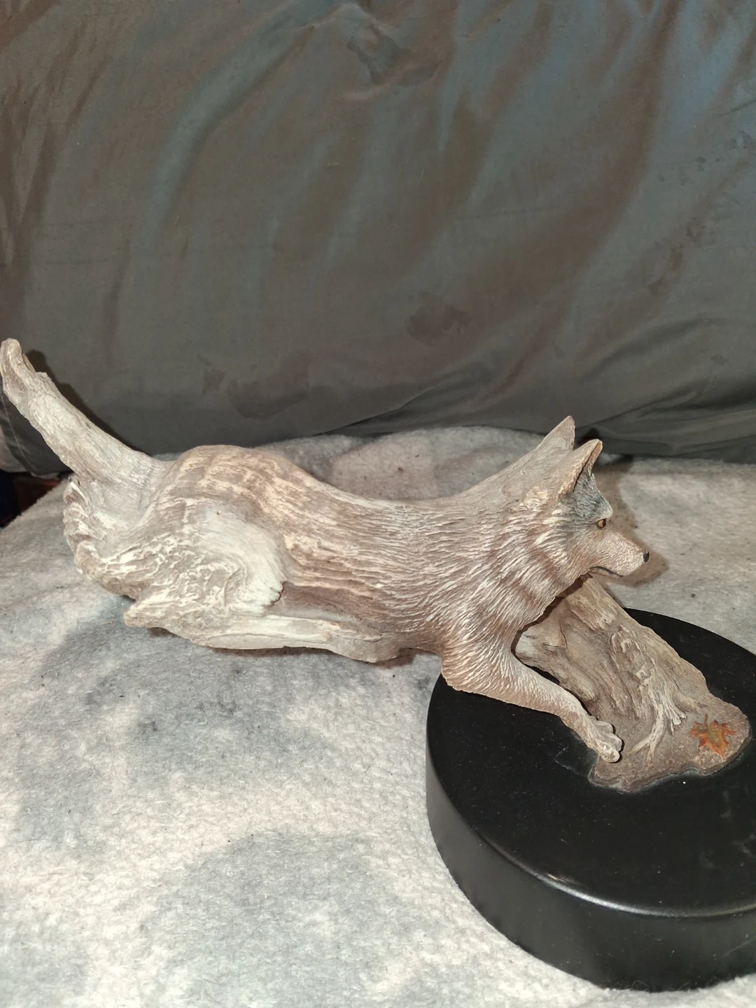 Wolf figurine on driftwood base - photo 2