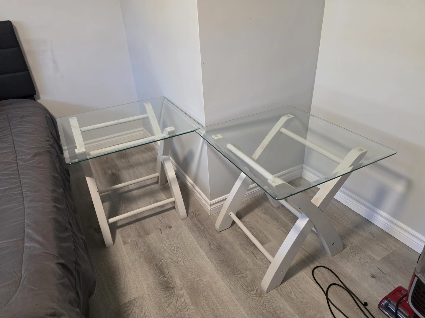Set of 2 White X-Frame Glass Side Tables - photo 3