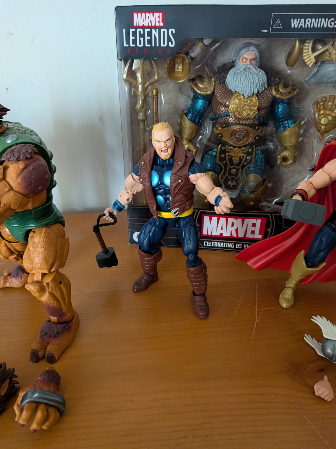 Pre-owned Marvel Legends Thor's Universe - photo 4