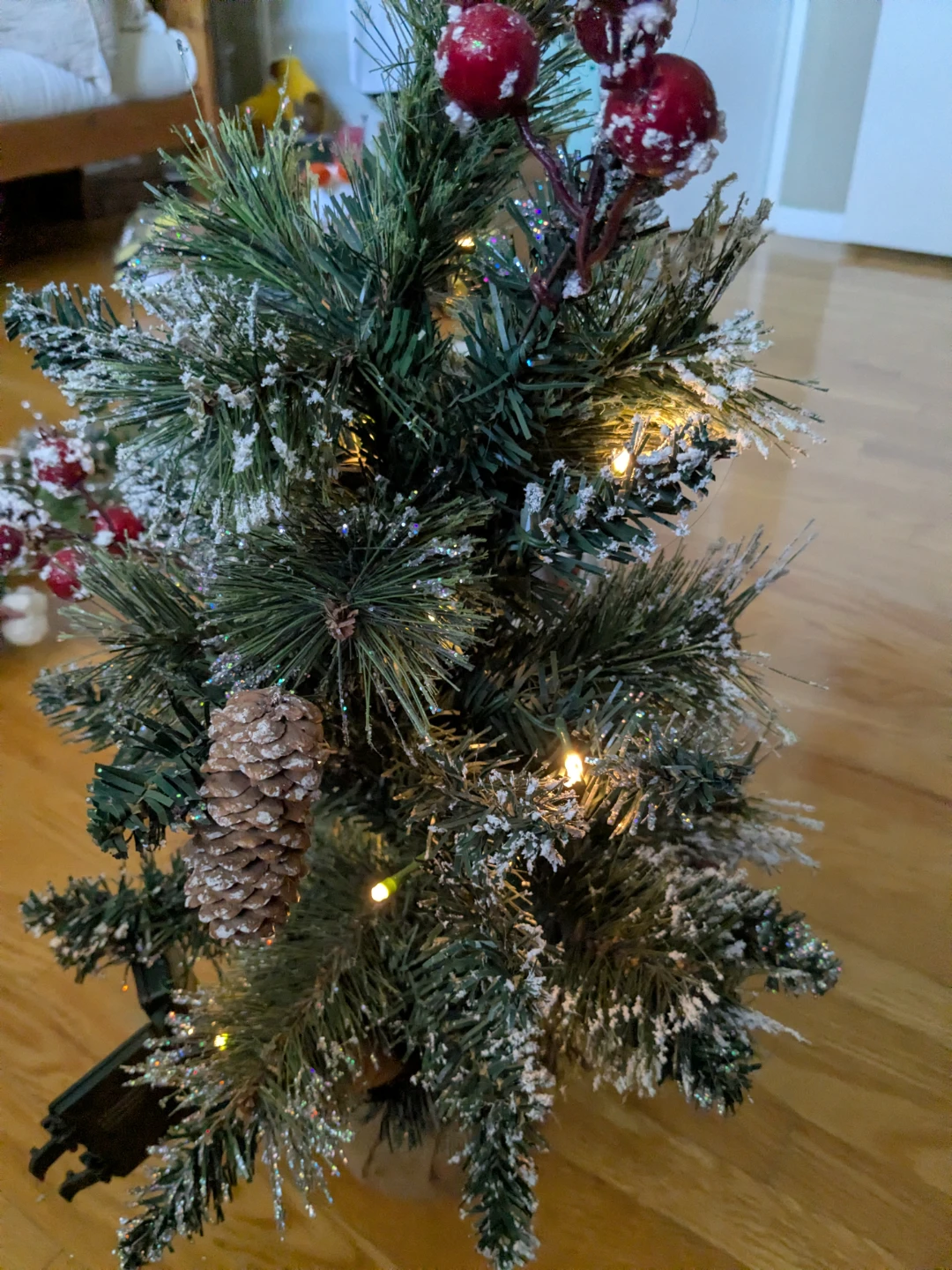 Desktop Pre-lit Flocked Christmas Tree - photo 2