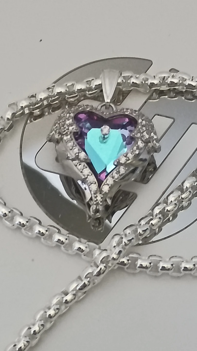 Brillante collar chapado en plata con hermoso corazón