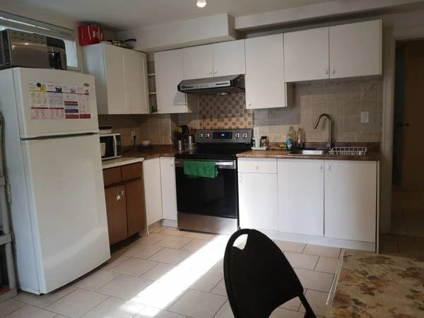 5 MINS WALK TO SKYTRAIN MAINFLOOR BIG/BRIGHT FURNISHED BEDROOM - photo 4