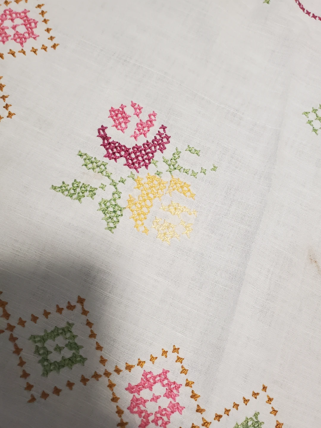 Vintage white cotton tablecloth hand-embroidered 39.5"x51.5" - photo 3