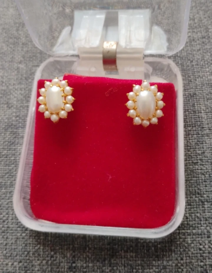 24 carat Gold stud earrings with pearl design