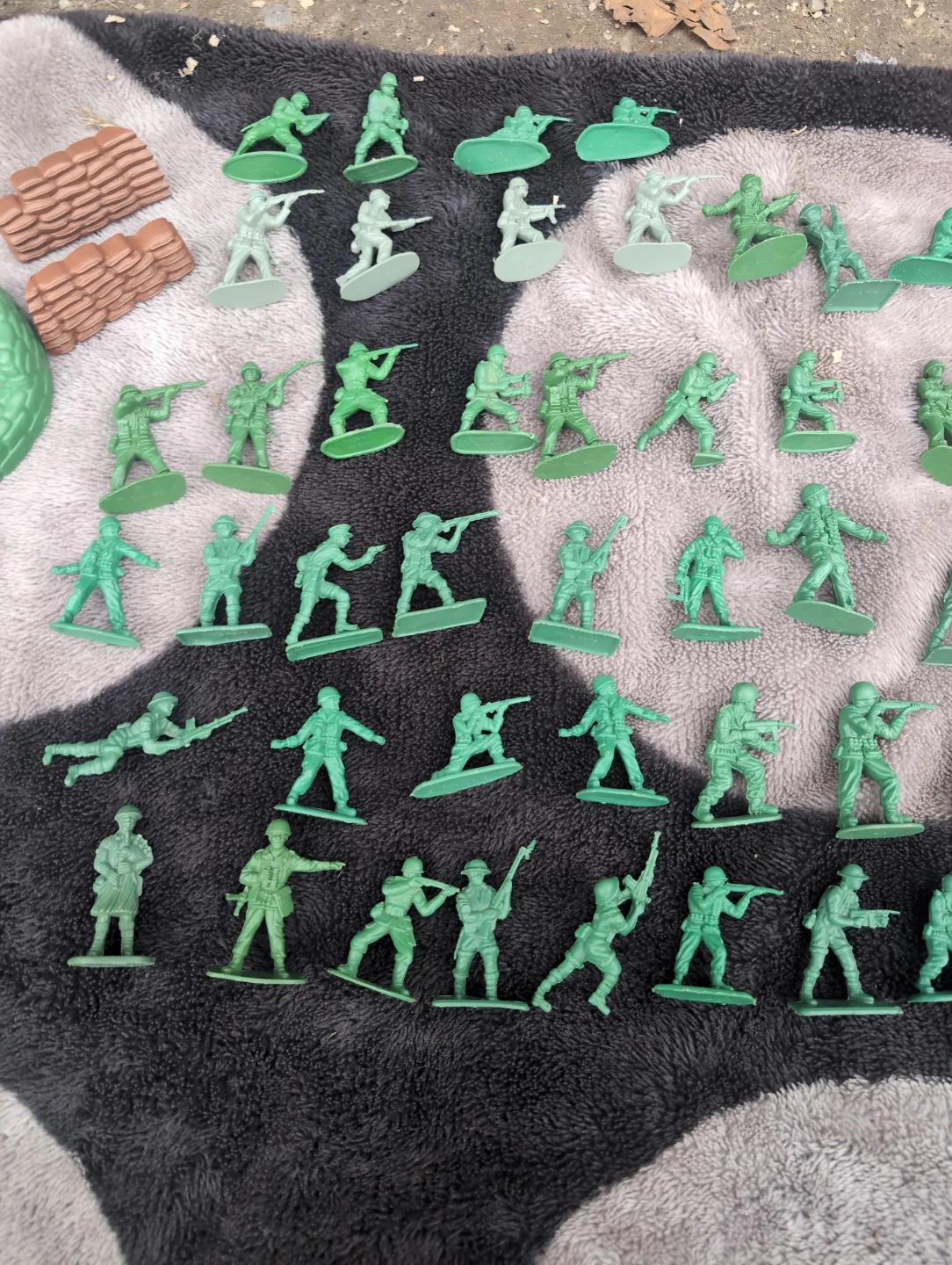Vintage Plastic Army Men and Toy Soldier Set - photo 3