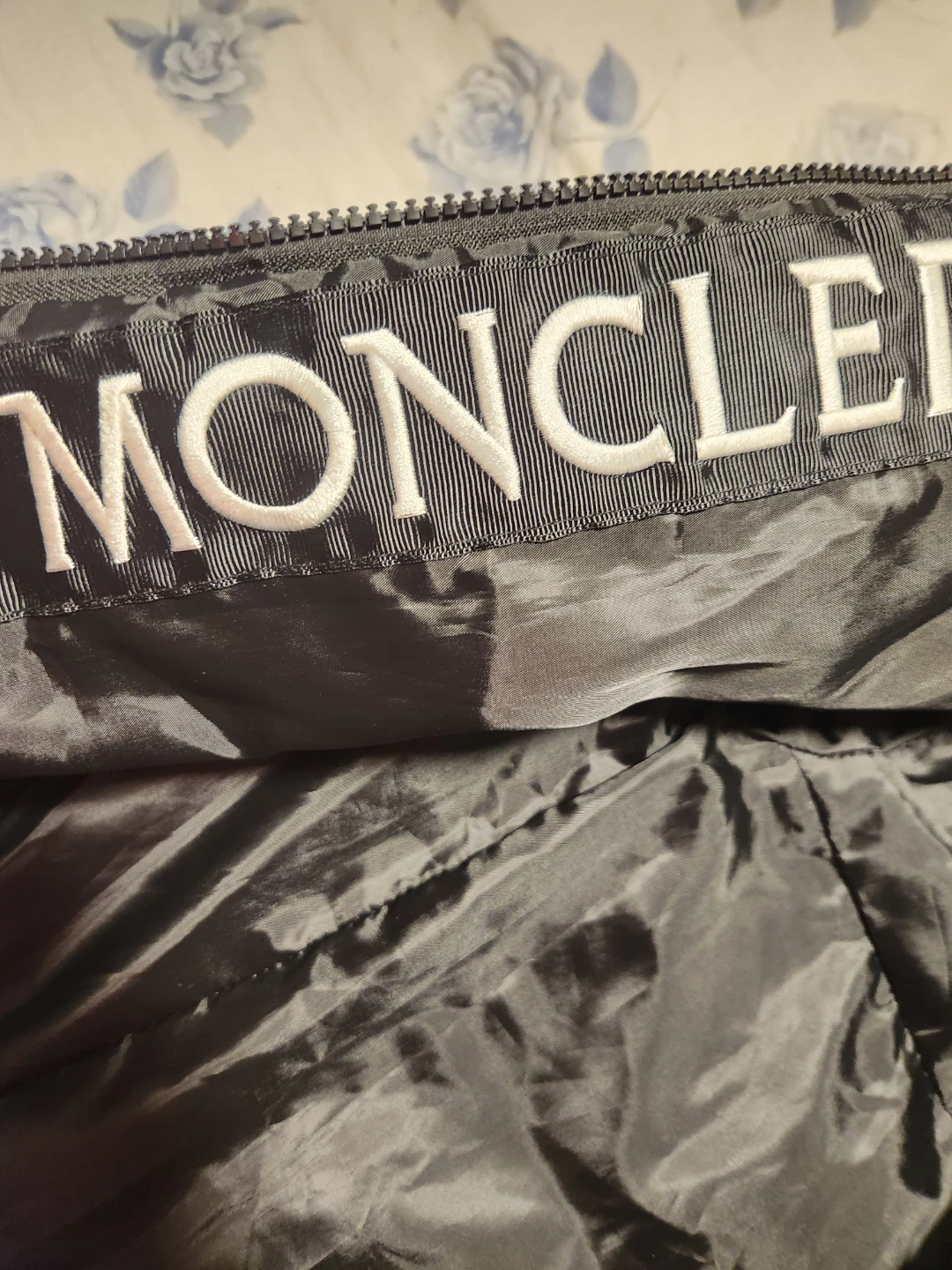 Moncler Puffer Jacket medium fits like small but in-between - photo 2