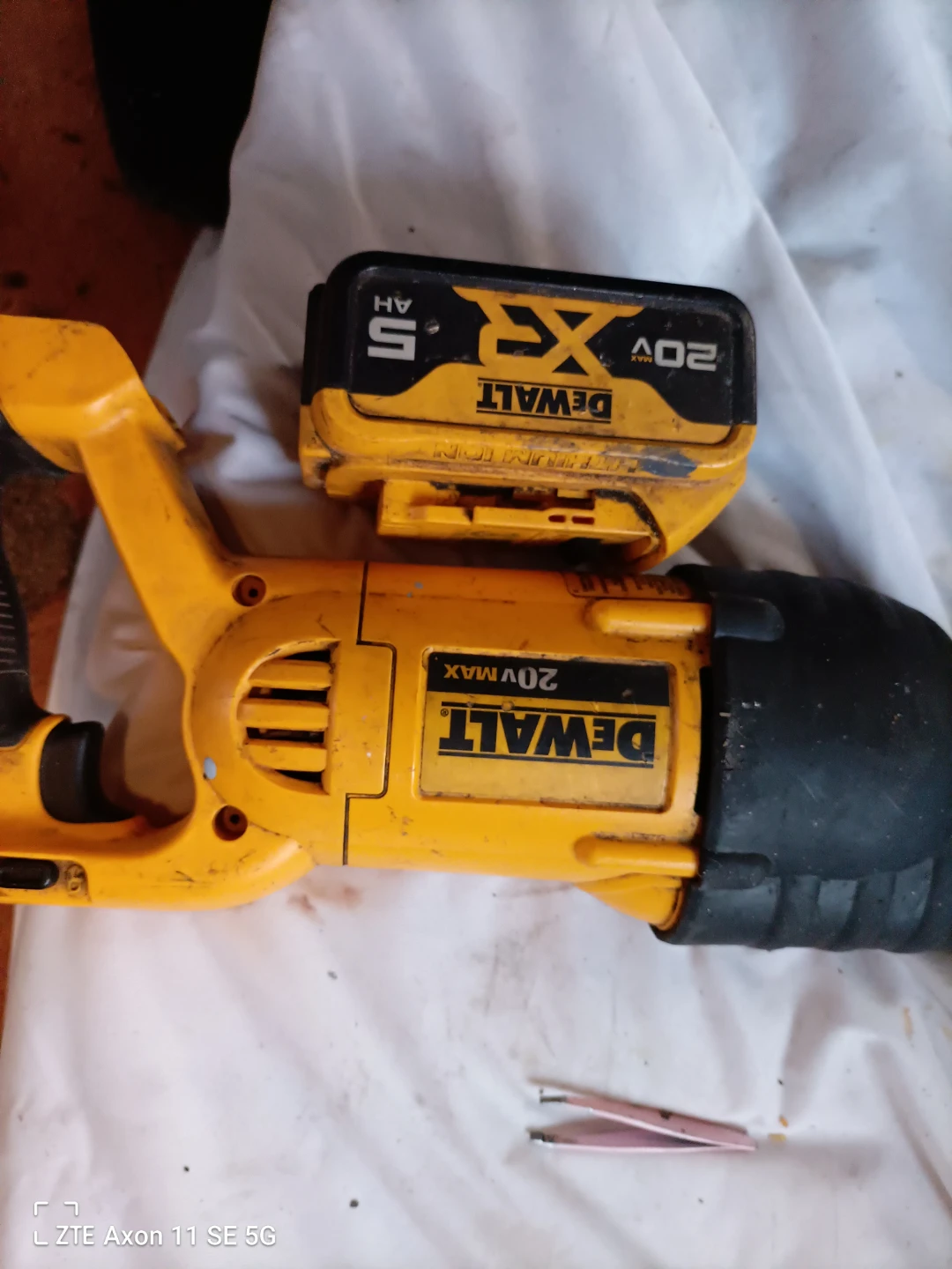 DEWALT 20V MAX Reciprocating Saw with 5Ah Battery