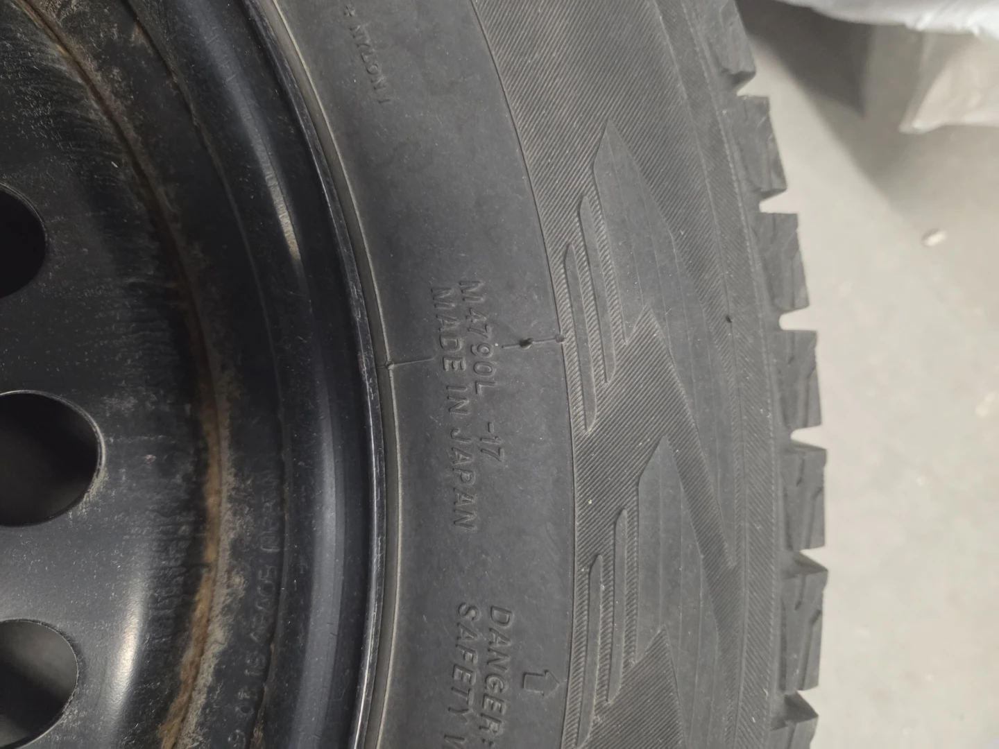 (4) Yokohama iceGUARD G075 Tire 225/65R17 - photo 2