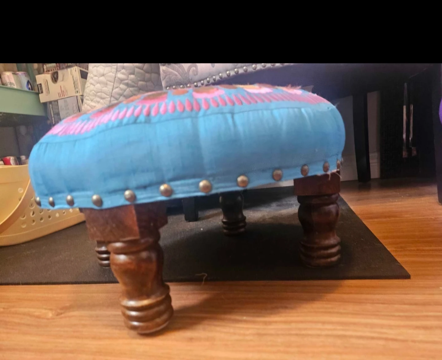 Embroidered round footstool - photo 3