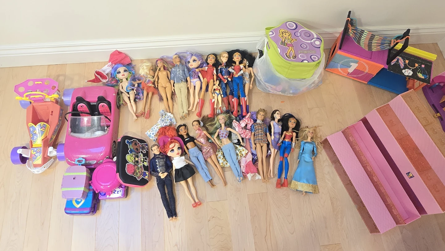 Large Barbie Doll House, Vehicle, and Accessories Set - photo 2
