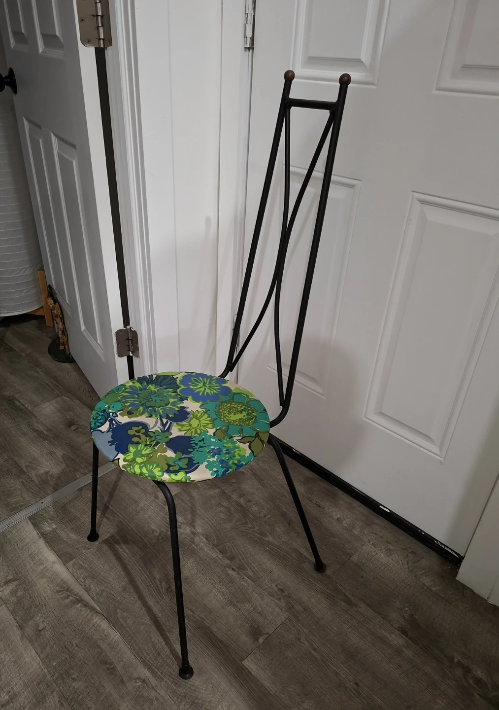 Unique Vintage Style Metal Accent Chair - photo 2