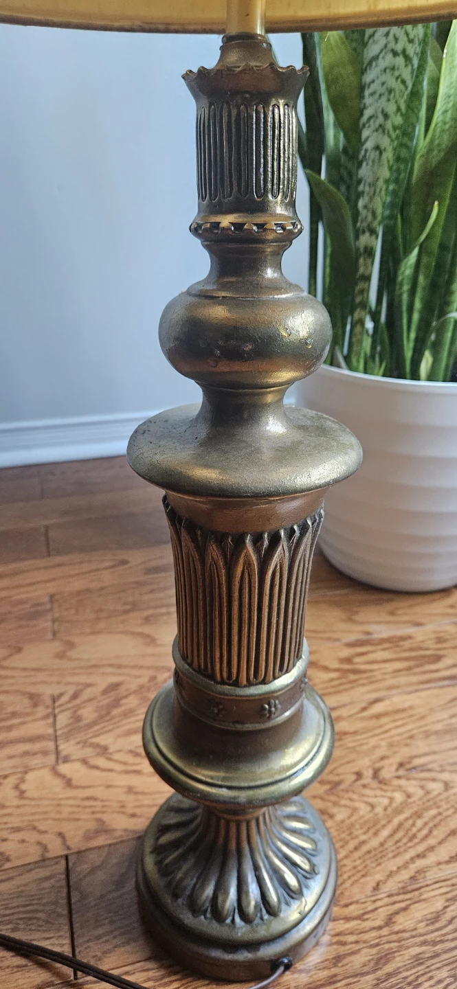 Antique brass floor lamp with intricate detailing, 90 cm tall.