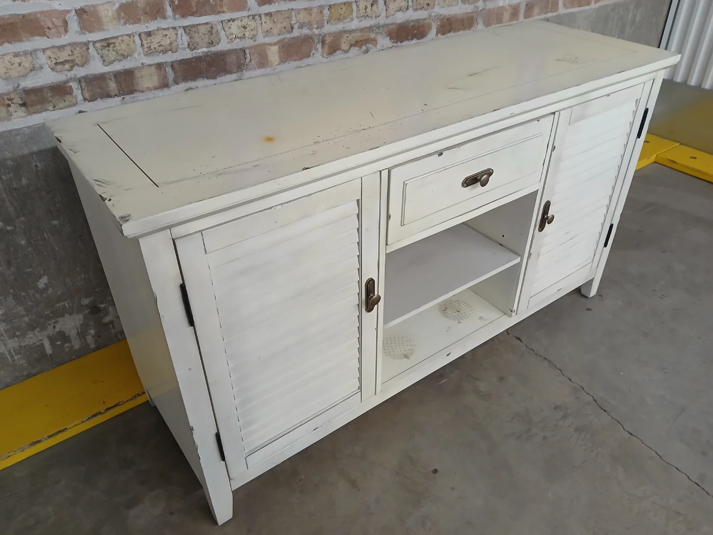 White wooden storage console Louvered Credenza - photo 2