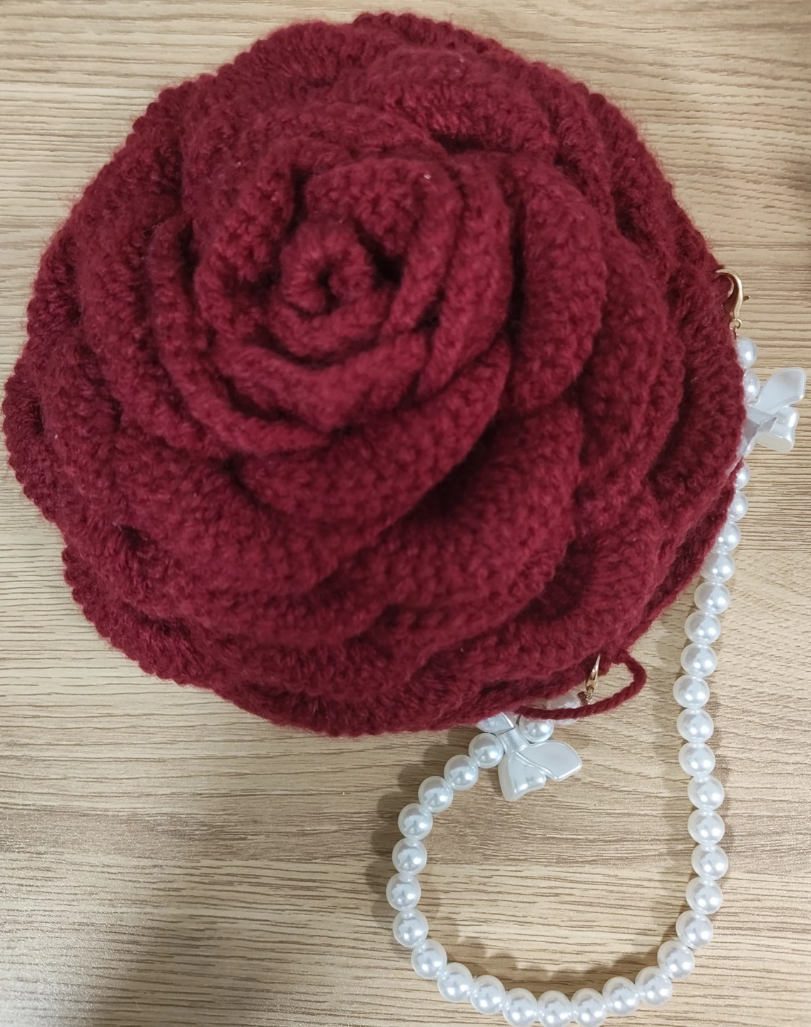 Crocheted rose handbag with pearl strap - photo 4