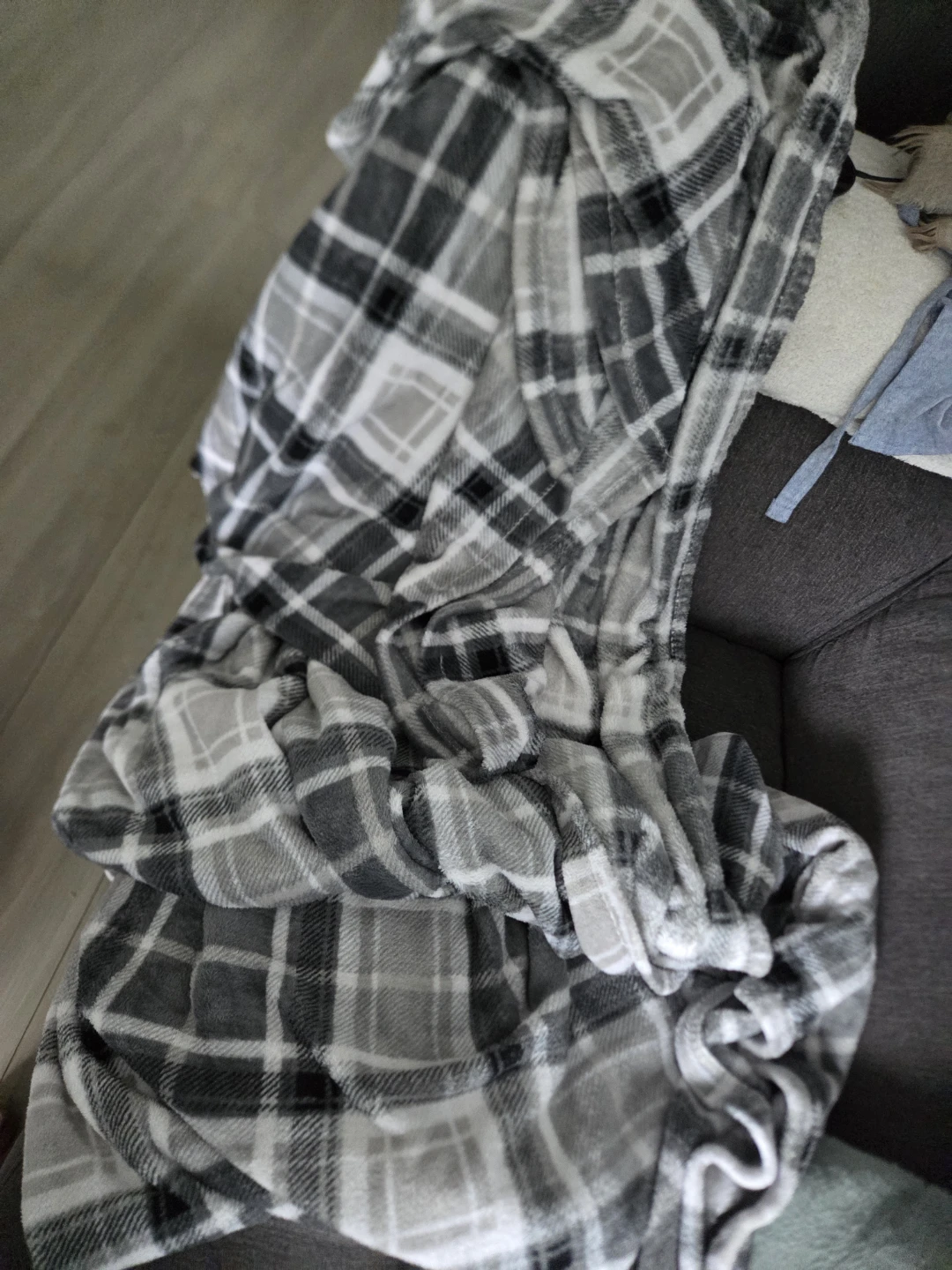 Grey and White Plaid Fleece Throw Blanket - photo 5