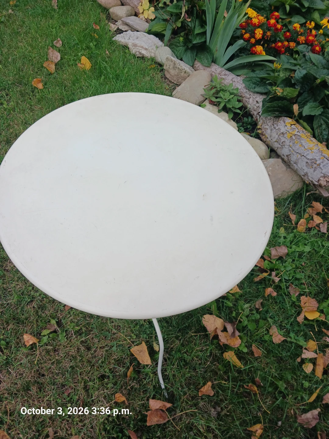White Metal Outdoor Side Table - photo 4