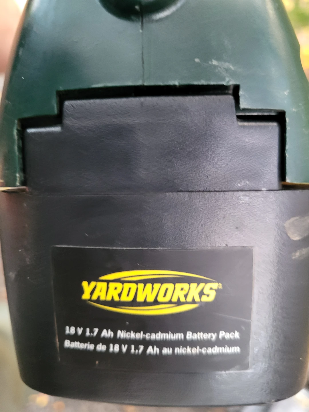 Yardworks 18V Cordless Hedge Trimmer - photo 3