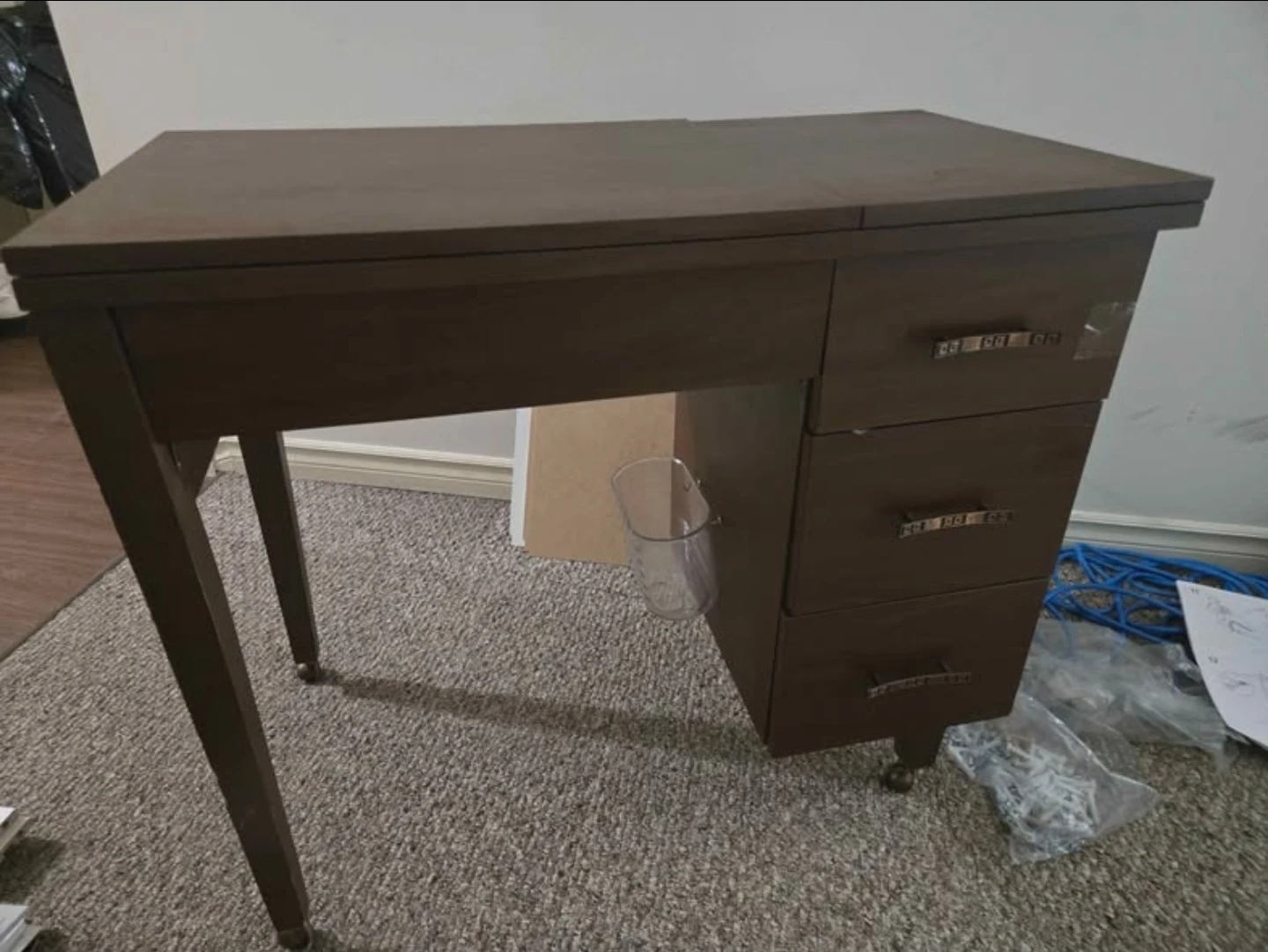Sewing machine cabinet