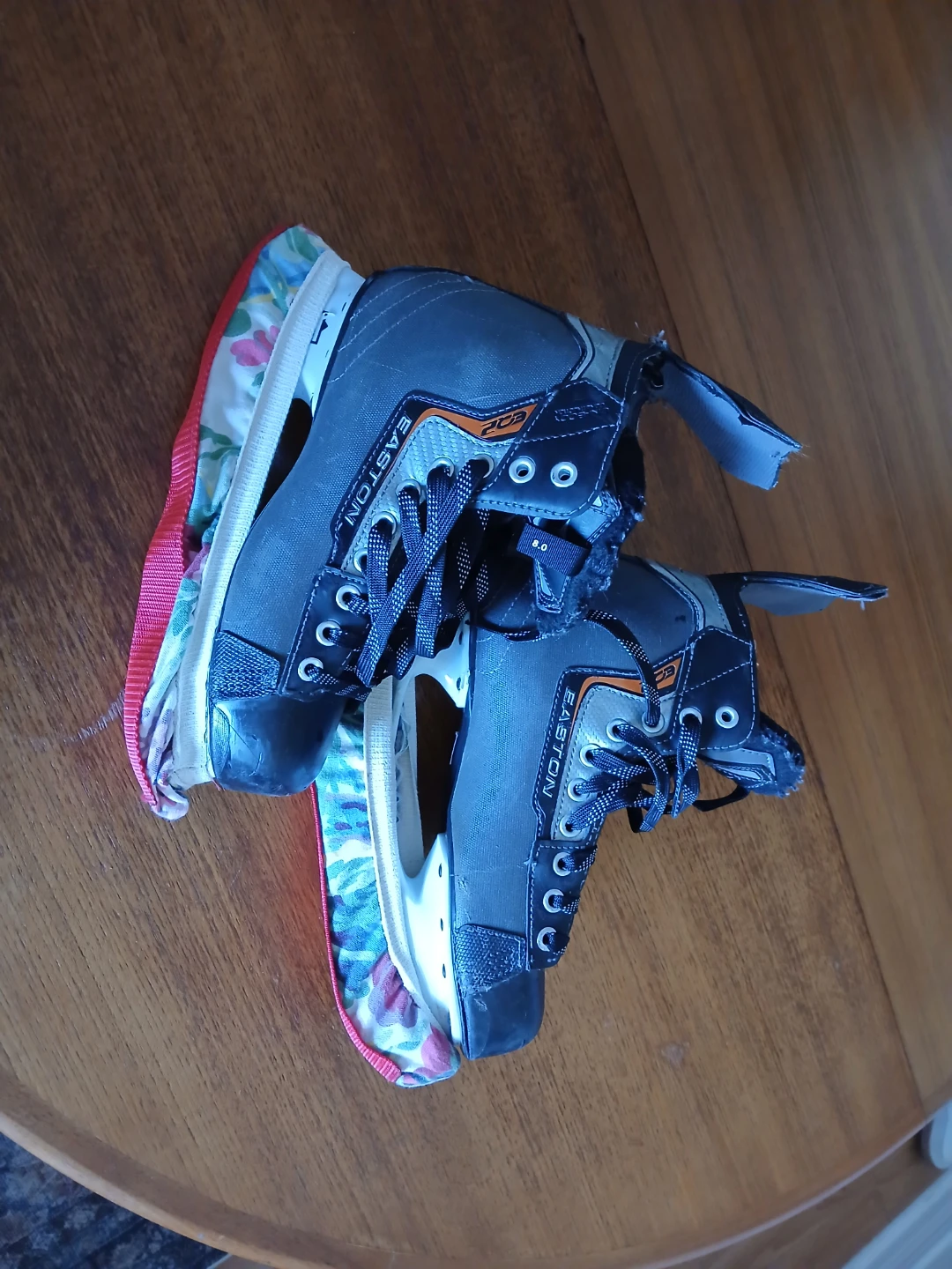 Easton EQ2 Hockey Skates