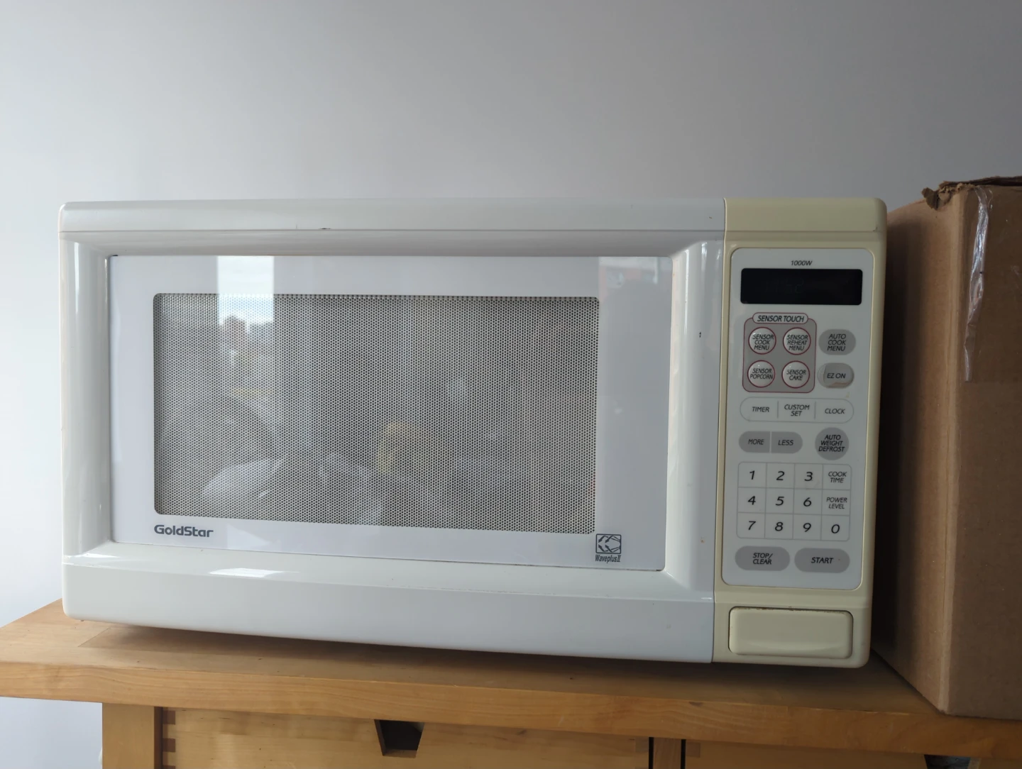 GoldStar white countertop microwave