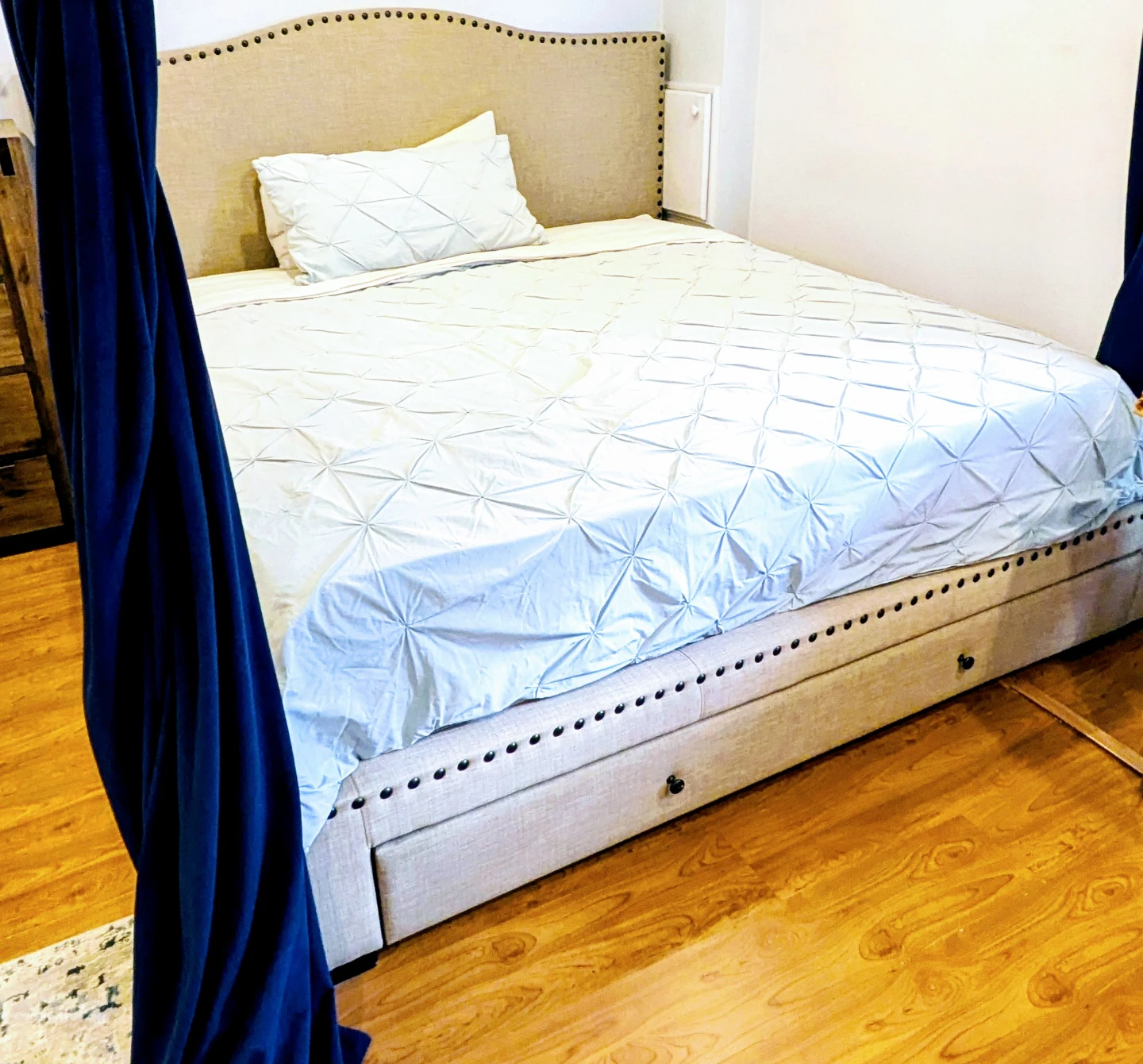 LAST CHANCE! - Upholstered Platform King Size Bed with Storage - photo 2