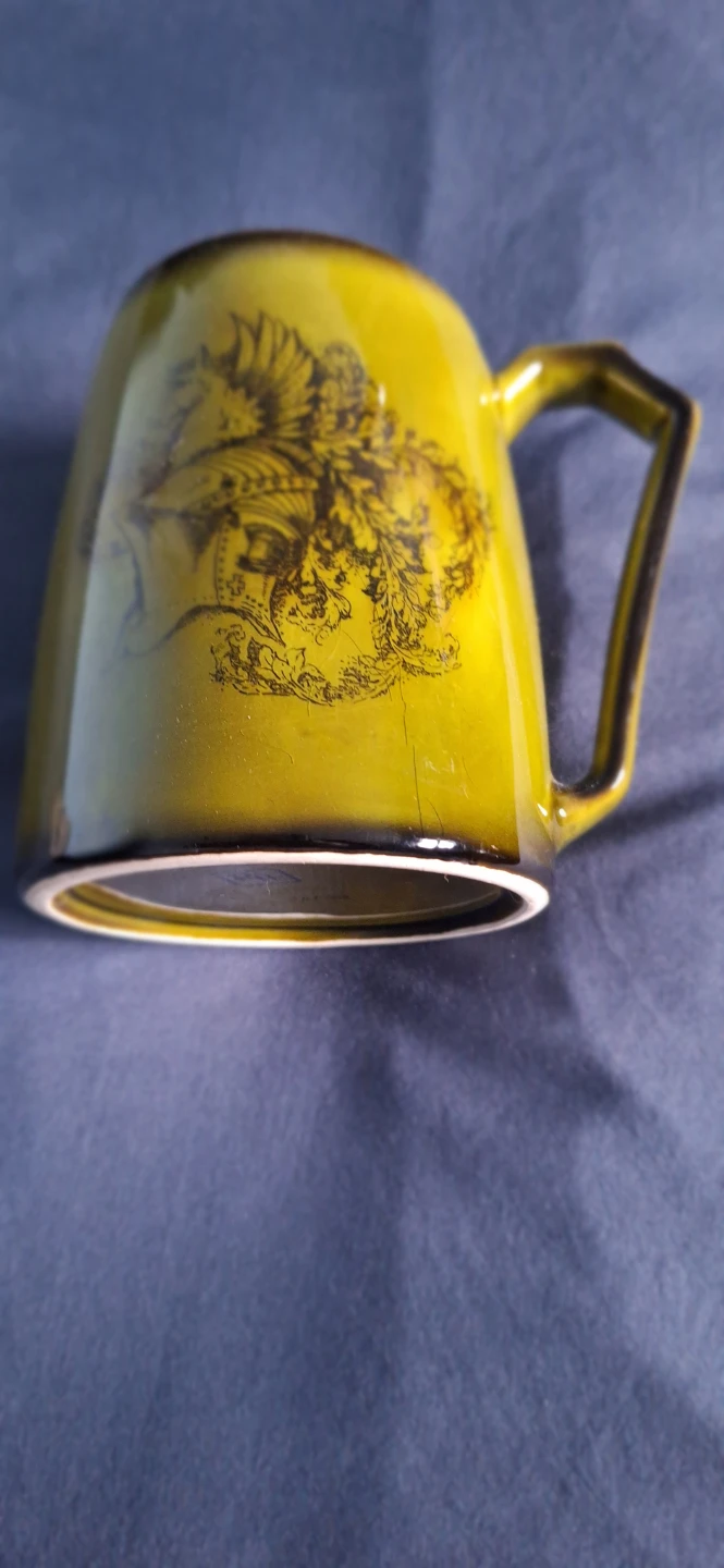 Selection of 6 assorted ceramic mugs