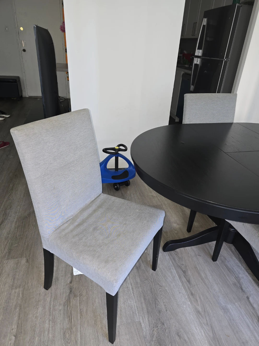 IKEA Extendable Dining Table + 4 Chairs | Excellent Condition - photo 3